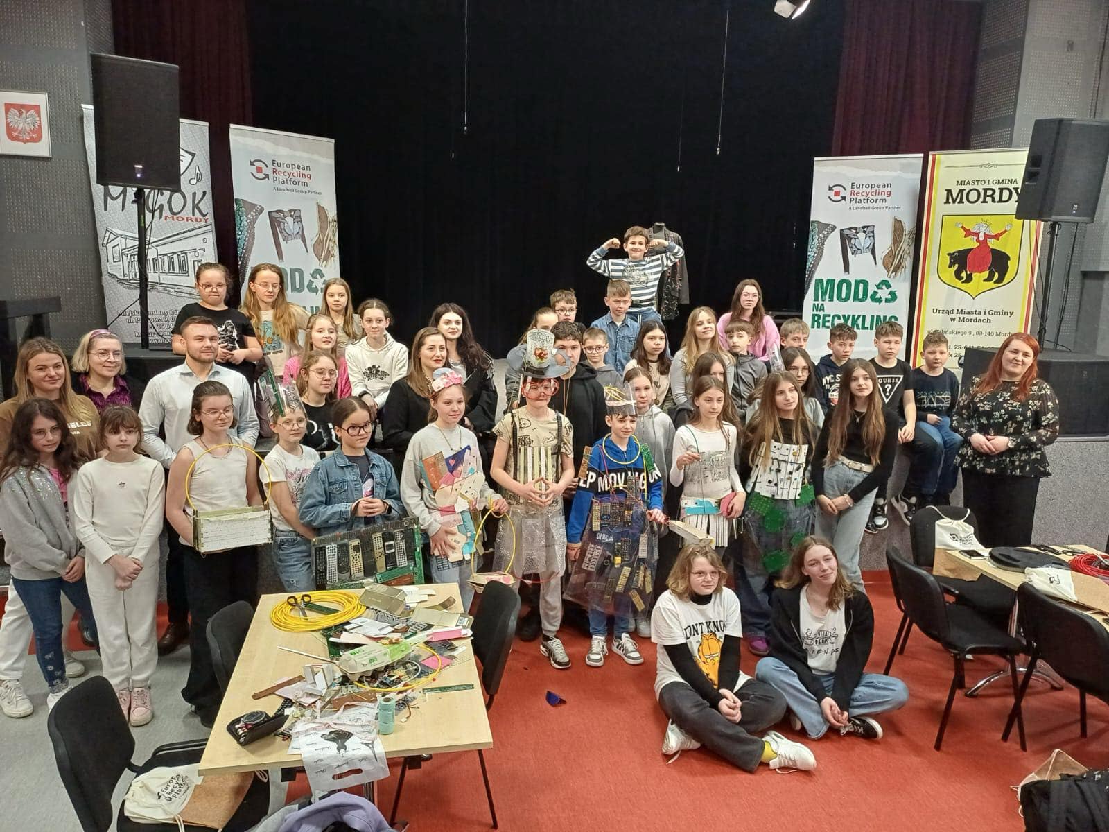 Nasi uczniowie na warsztatach “moda na recykling”